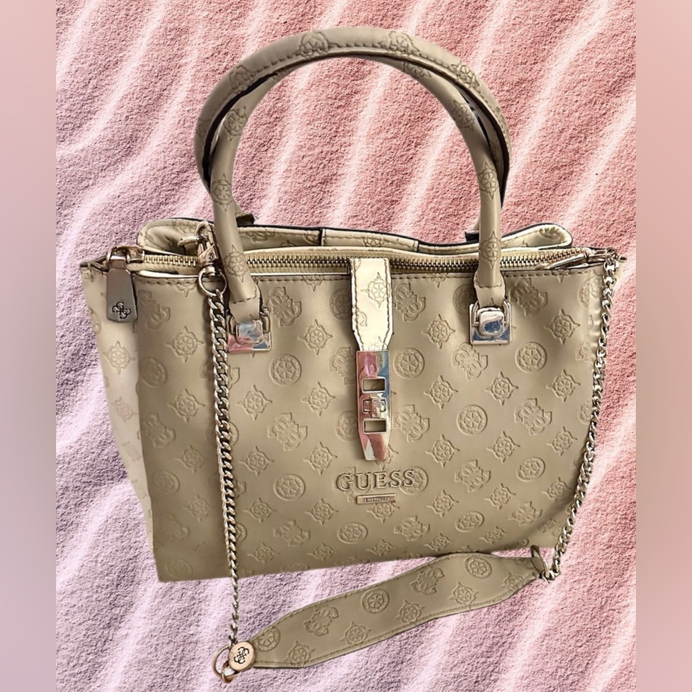 GUESS Peony Classic Girlfriend Carryall in Taupe
